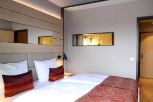 Postel nebo postele na pokoji v ubytování Hafenhotel Meereszeiten + 18 fotografií