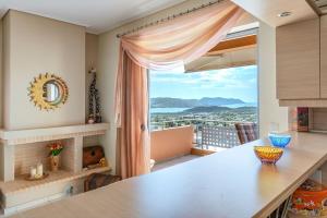 cocina con ventana grande con vistas en 2 Bedroom Cozy apartment with Sea View and balcony, en Anavyssos