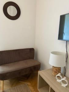 salon z kanapą i telewizorem w obiekcie Apartman Val w mieście Zadar