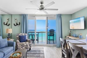 Posezení v ubytování Pelican Beach Resort 1511 by Newman-Dailey
