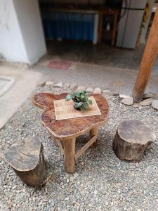Cabaña Buenos Aires في بالومينو: طاولة خشبية عليها كتاب