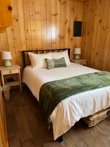 Postel nebo postele na pokoji v ubytování Sleeping Bear Resort