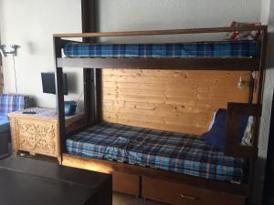 Poschodová posteľ alebo postele v izbe v ubytovaní Studio Le Fontagnel