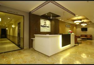 un vestíbulo con un mostrador blanco en un edificio en Hotel Sindhura Grand en Hyderabad