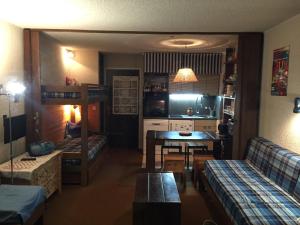 a living room with bunk beds and a dining room at Studio Le Fontagnel in Molines-en-Queyras