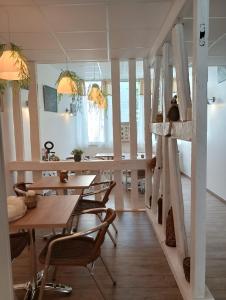 comedor con mesas y sillas de madera en La maison père camembert, en Honfleur