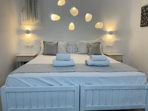 Postel nebo postele na pokoji v ubytování Navy Blue Suites