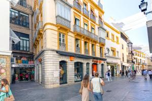 um grupo de pessoas andando por uma rua da cidade em Genteel Home Tetuán Sevilla em Sevilha