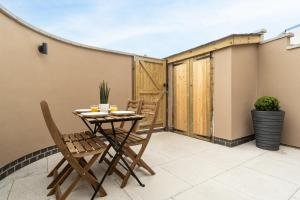 a patio with a table and chairs on a balcony at Sparkenhoe House in Hugglescote