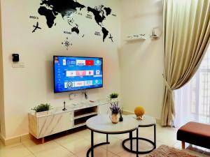 Alanis Residence 7 Pax @ Sepang KLIA Kota Warisan في سيبانغ: غرفة معيشة مع تلفزيون وطاولة
