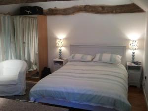 ein Schlafzimmer mit einem großen Bett und zwei Lampen in der Unterkunft The Old Dairy, Valley Farm, Middleton in Middleton