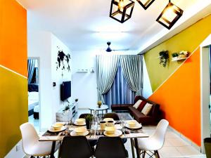 una sala da pranzo con tavolo e sedie di Alanis Residence 7 Pax @ Sepang KLIA Kota Warisan a Sepang