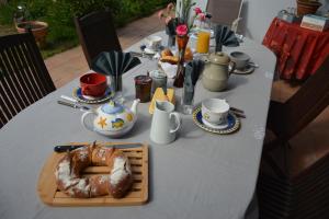 einen Tisch mit einem Teller Essen drauf. in der Unterkunft Chambre d'hôtes de la tuilerie in Rion-des-Landes