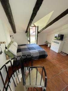 - une chambre avec un lit dans une pièce dotée de poutres dans l'établissement Garden House Cit Turin, à Turin