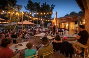 Hosté ubytování Huttopia Forêt de Janas + 17 fotografií
