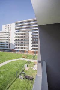 比亚韦斯托克Urban Jungle apartament Alice的享有带长椅公园的建筑景致