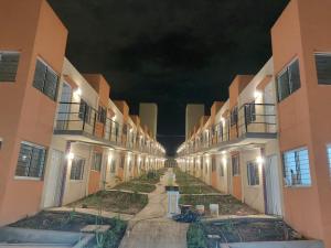 サルタにあるDepartamento Portezueloの夜間のアパートメントビルの空廊