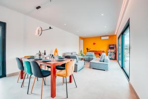 comedor y sala de estar con mesa y sillas en Nirvana pop art piscine chauffé 4 chambres climatisées, en LʼIsle-sur-la-Sorgue