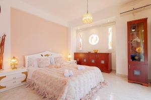 A bed or beds in a room at Prime Luxury Villa beach front