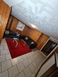 an overhead view of a living room with a red carpet at Ramstein Wohnung in Ramstein-Miesenbach