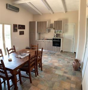 eine Küche und ein Esszimmer mit einem Tisch und Stühlen in der Unterkunft XXXI MAGGIO in Catania