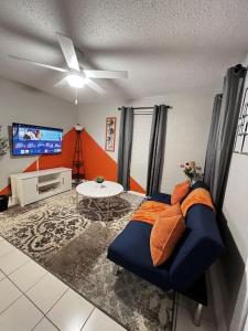 sala de estar con sofá y mesa en Cozy 2BR Home Near Shands Hospital, UF, and Downtown Gainesville en Gainesville