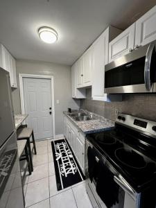 Cucina o angolo cottura di Cozy 2BR Home Near Shands Hospital, UF, and Downtown Gainesville