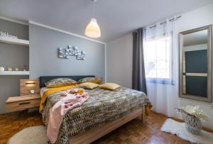 Ein Bett oder Betten in einem Zimmer der Unterkunft Holiday house Mara with a private pool