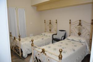 1 Schlafzimmer mit 2 Betten und einem Stuhl in der Unterkunft XXXI MAGGIO in Catania