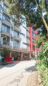 an empty street in front of a building at Đức An Hotel in Tam Ðảo