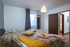 Ein Bett oder Betten in einem Zimmer der Unterkunft Holiday house Mara with a private pool