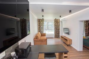 una sala de estar con un sofá y una mesa en Urban Jungle apartament Brooke, en Białystok