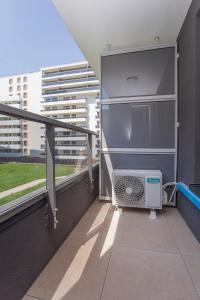 Un balcón con una habitación con calentador. en Urban Jungle apartament Brooke, en Białystok