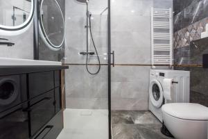 Un baño con ducha, inodoro y lavabo. en Urban Jungle apartament Brooke, en Białystok 9 fotos más
