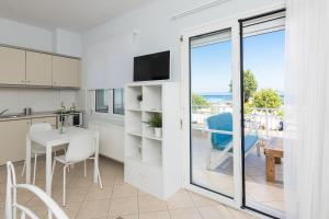 - une cuisine et une salle à manger avec vue sur l'océan dans l'établissement Urban Sea Side Apartments, à Thasos