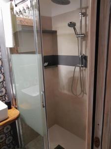 um chuveiro com uma porta de vidro na casa de banho em Il Girasole Storico em Pitigliano