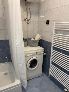 pralka w łazience obok wanny w obiekcie Apartman Val w mieście Zadar