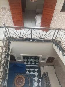 een bovenaanzicht van een trap in een gebouw bij Riad Qariya siyahiya in Marrakesh