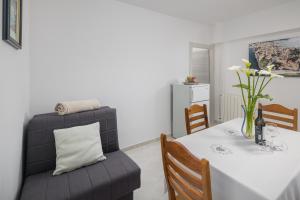 Ein Sitzbereich in der Unterkunft Apartment Kazalac Green Oasis
