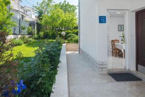 Ein Garten an der Unterkunft Apartment Kazalac Green Oasis
