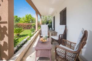 Ein Sitzbereich in der Unterkunft Apartment Kazalac Green Oasis