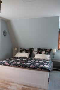Un dormitorio con una cama con flores. en Landleben pur, en Oersberg