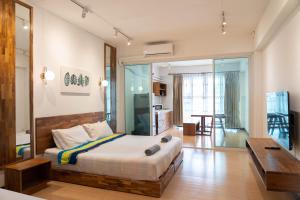 een slaapkamer met een bed en een woonkamer bij Chiang Mai Mansion 2 in Chiang Mai