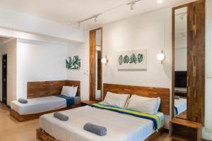 清邁的住宿－Chiang Mai Mansion 2，一间卧室配有两张床和镜子