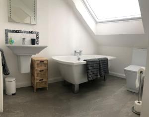 uma casa de banho branca com um lavatório e um WC em Stunning 2 bed apartment in Jesmond em High Heaton