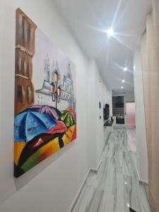 - un couloir orné de deux peintures murales dans l'établissement Family House, CENTRO CIUDAD - 3 DORMITORIOS, à Ceuta
