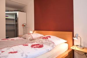 um quarto com duas camas com flores vermelhas em Adelheid Winkelmann em Hermannsburg