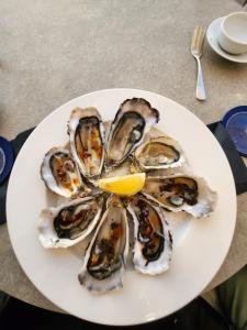 een bord oesters met citroen op tafel bij Côté Ré in Saint-Martin-de-Ré +21 foto's