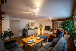 ein Wohnzimmer mit Sofas und einem Couchtisch in der Unterkunft Ferienwohnung SEELENPLATZL in Viechtach
