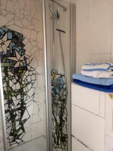 y baño con ducha y vidrieras. en Atelier am Markt en Hermannsburg